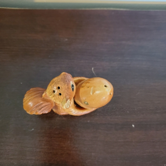 Vintage Artmark Squirrel Holding An Acorn Salt & Pepper Shakers - Picture 6 of 8